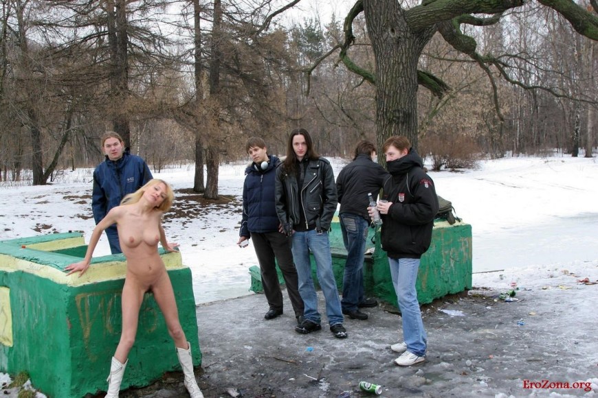На спор разделась на улице