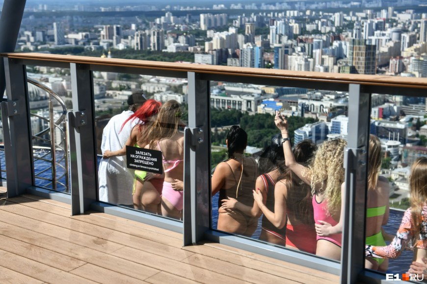 Бассейн на крыше Высоцкого