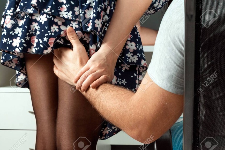 Мужчина лезет под платье