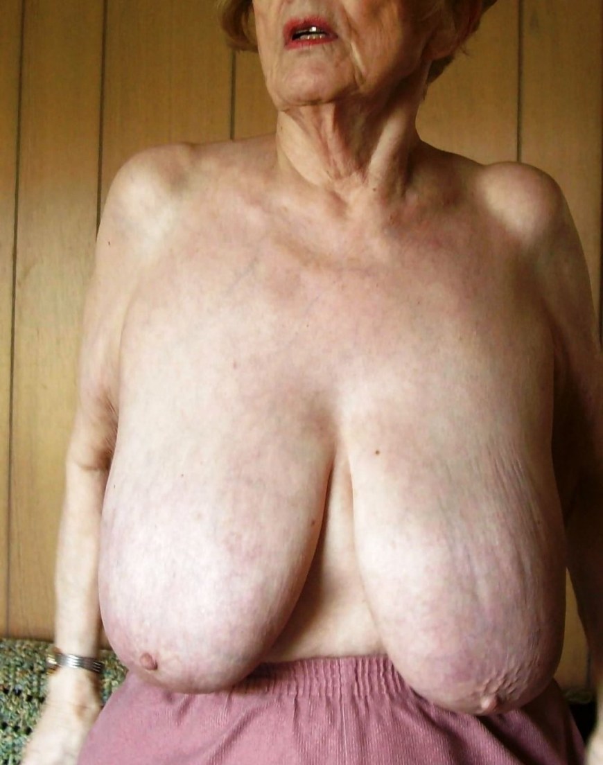 Старые женщины с висячей грудью