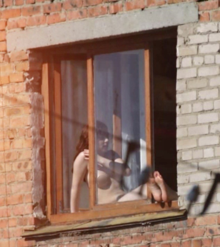 Голые женщины в окнах домов
