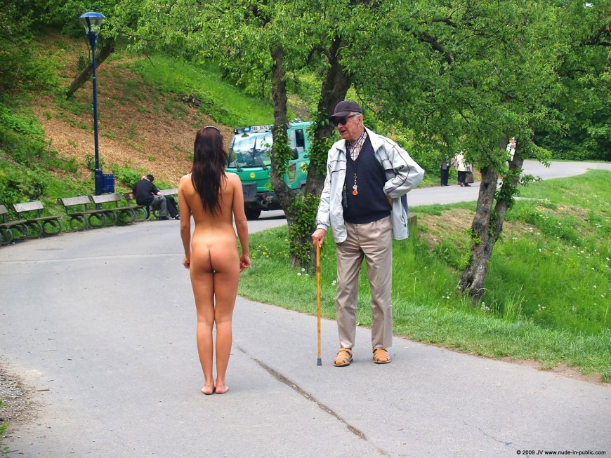 Голые прогулки в парке