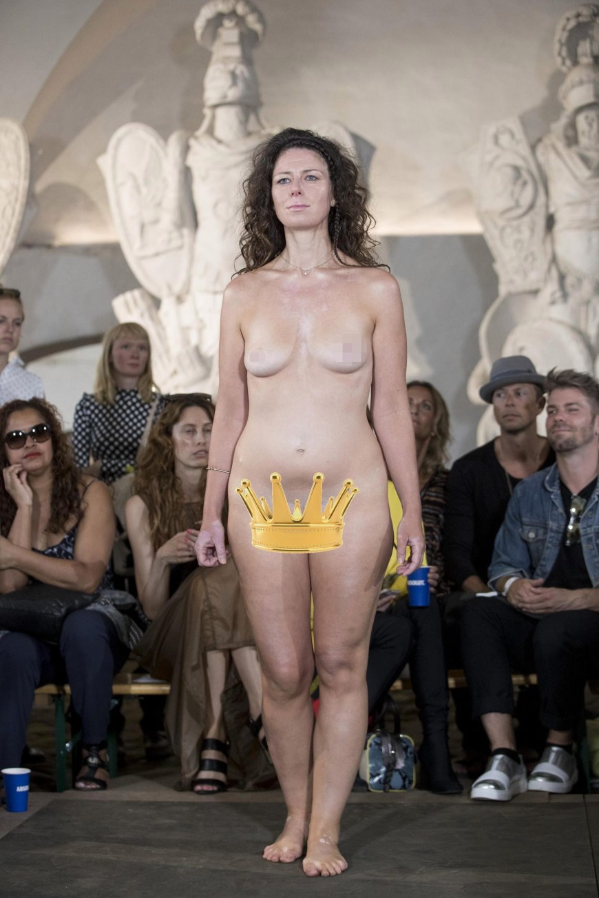 Alejandra Guilmant голая на подиуме