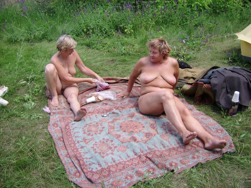 Пожилые нудистки на природе