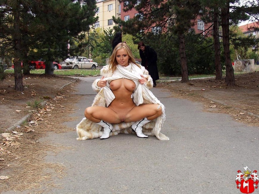 Разделась на улице ххх