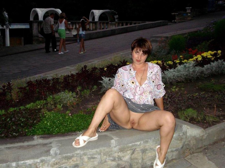 Зрелые без трусов под юбкой