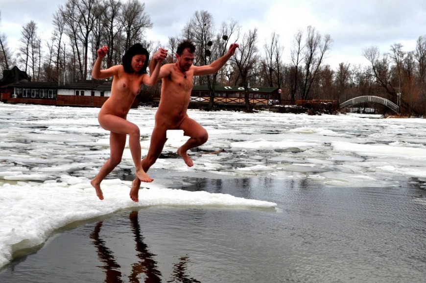 Купание в проруби голышом