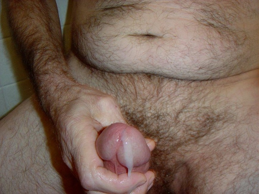 Мужской маленький член кончает