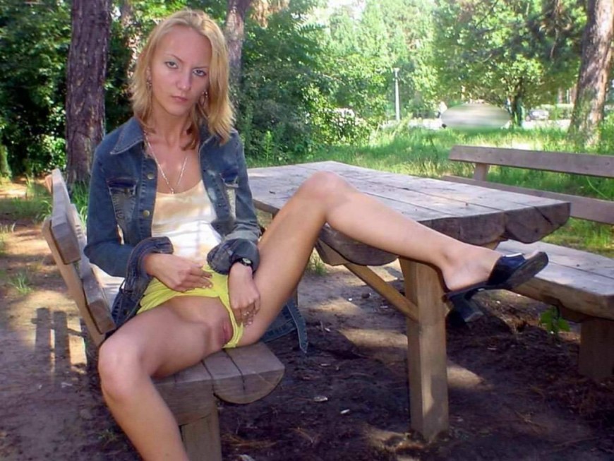 Зрелые на скамейке без трусиков