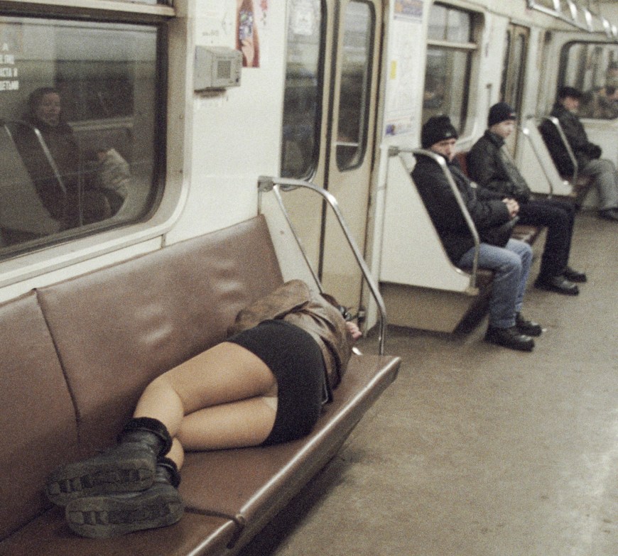Девушка уснула в метро