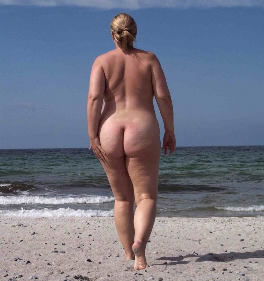 Голые пожилые женщины на пляже