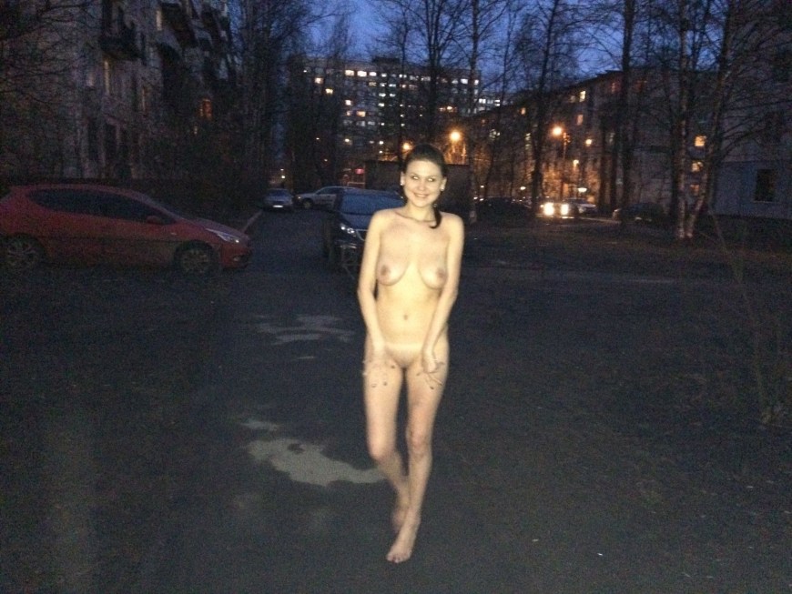 Юлия Фомина разделась на улице