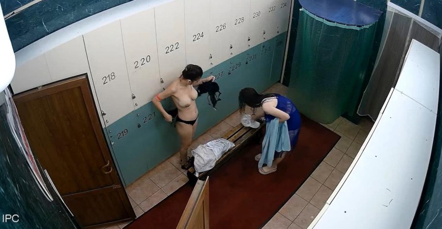 Женская раздевалка в аквапарке