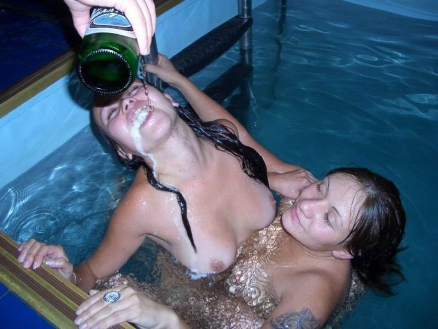 Пьяные женщины в сауне частное
