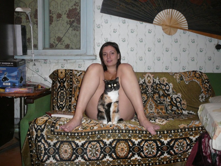 Женщина на фоне ковра